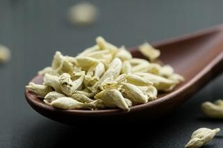 Finom fehér tea rügyek egy teáskanálon