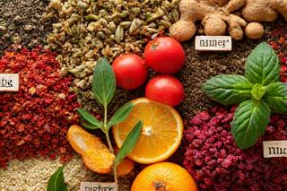 Különféle gyógynövények és gyümölcsök gyógyteához