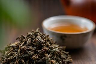 Oolong tea levelek és egy csésze oolong tea